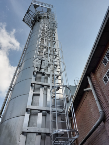 Roossien Kooiladder voor silo met verspringing Roossien Kooiladder voor silo met verspringing