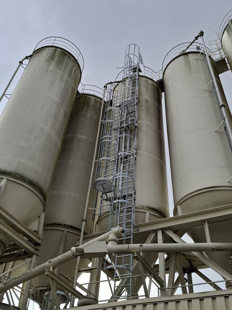 Roossien Kooiladder voor silo met verspringing Roossien Kooiladder voor silo met verspringing