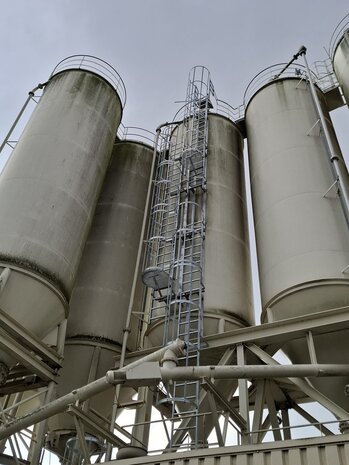 Roossien Kooiladder voor silo met verspringing Roossien Kooiladder voor silo met verspringing