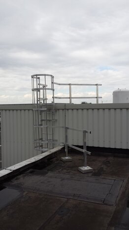 Roossien Kooiladder met zijwaartse uitstap Roossien Kooiladder met zijwaartse uitstap