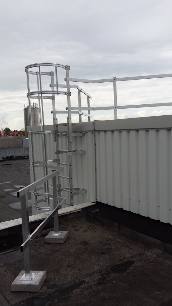 Roossien Kooiladder met zijwaartse uitstap Roossien Kooiladder met zijwaartse uitstap