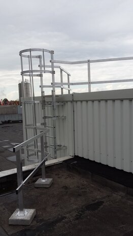 Roossien Kooiladder met zijwaartse uitstap Roossien Kooiladder met zijwaartse uitstap