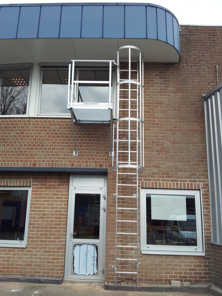 Roossien Kooiladder met zijwaarts bordes