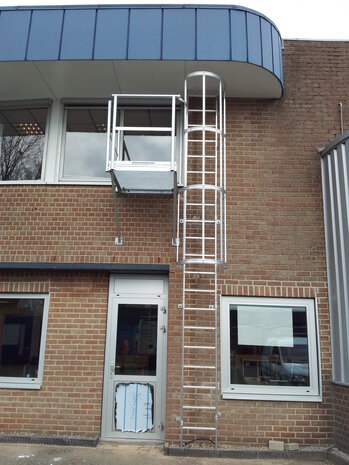 Roossien Kooiladder met zijwaarts bordes