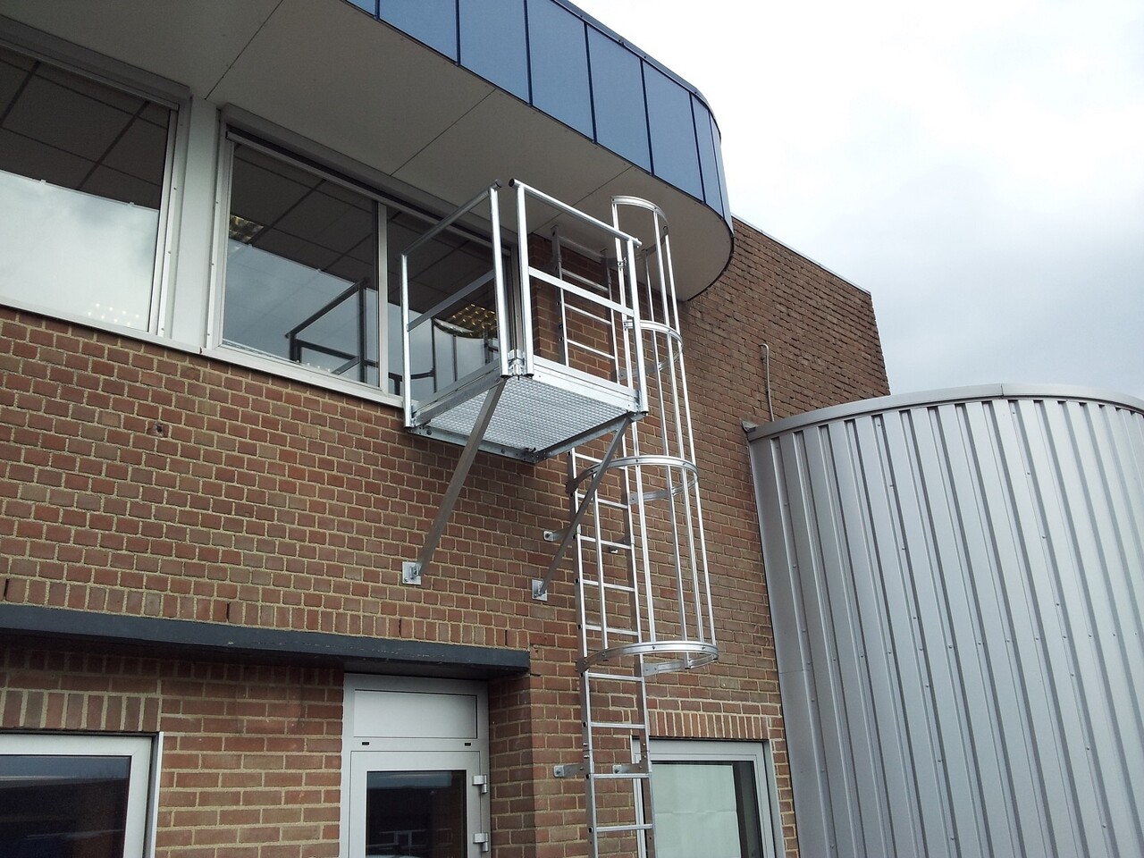 Roossien Kooiladder met zijwaarts bordes