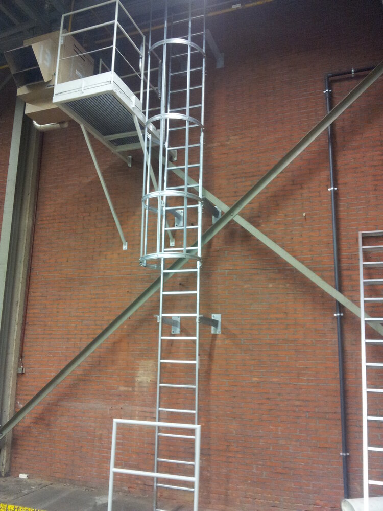 Roossien Kooiladder met zijwaarts bordes