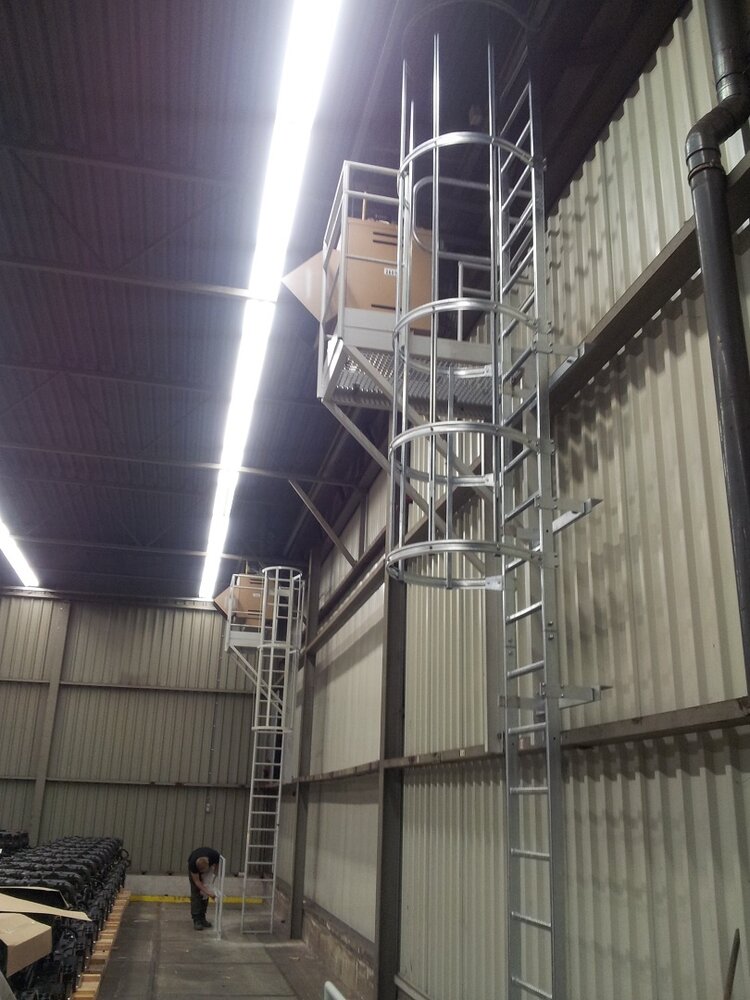 Roossien Kooiladder met zijwaarts bordes