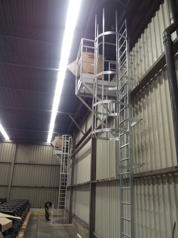 Roossien Kooiladder met zijwaarts bordes