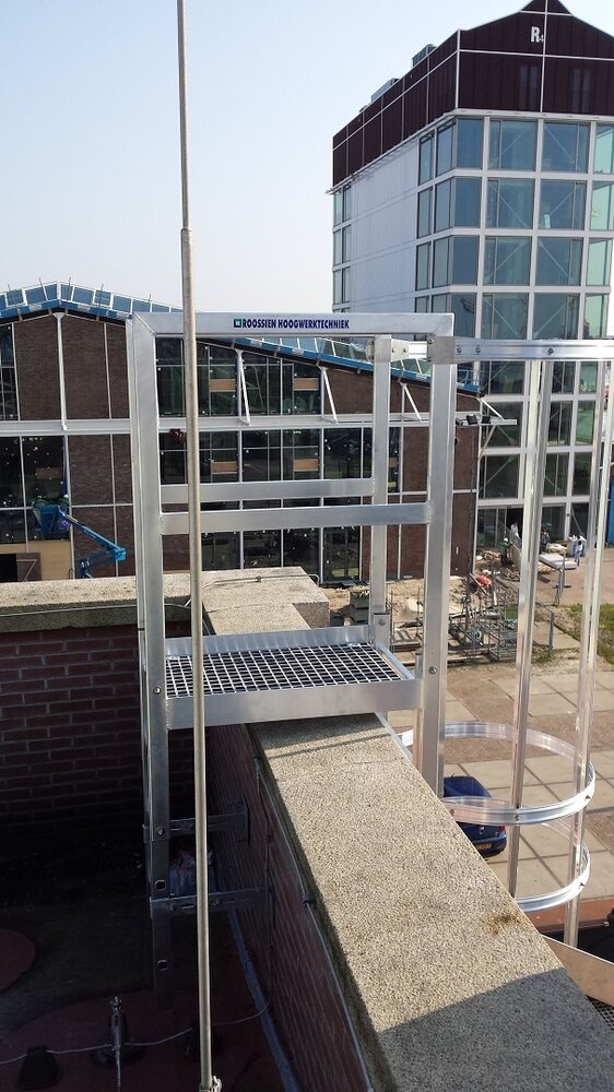 Roossien Kooiladder met overstapbordes