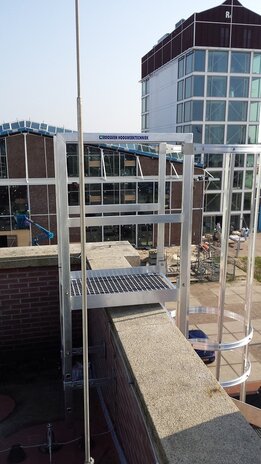 Roossien Kooiladder met overstapbordes