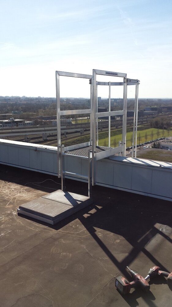 Roossien Kooiladder met overstapbordes