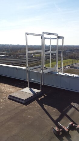 Roossien Kooiladder met overstapbordes