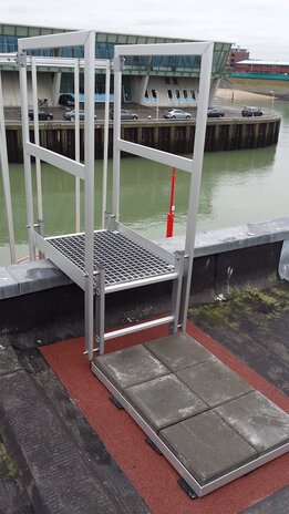 Roossien Kooiladder met overstapbordes