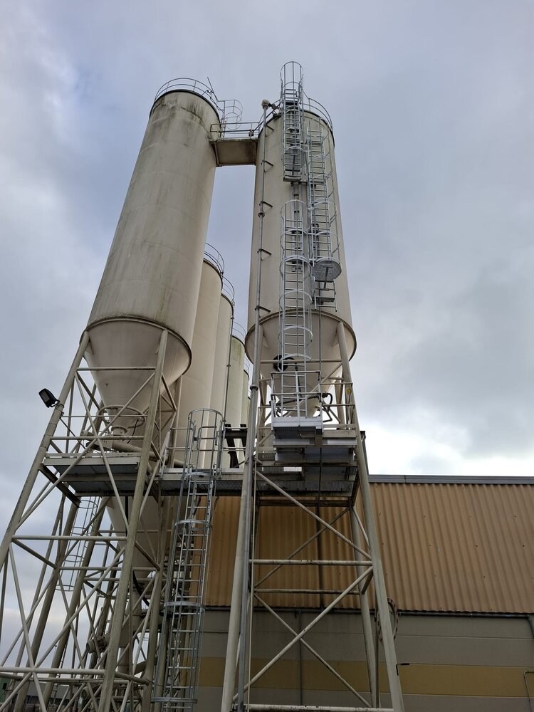 Roossien Kooiladder met rustbordes voor toegang silo Roossien Kooiladder met rustbordes voor toegang silo