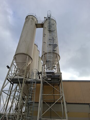 Roossien Kooiladder met rustbordes voor toegang silo Roossien Kooiladder met rustbordes voor toegang silo