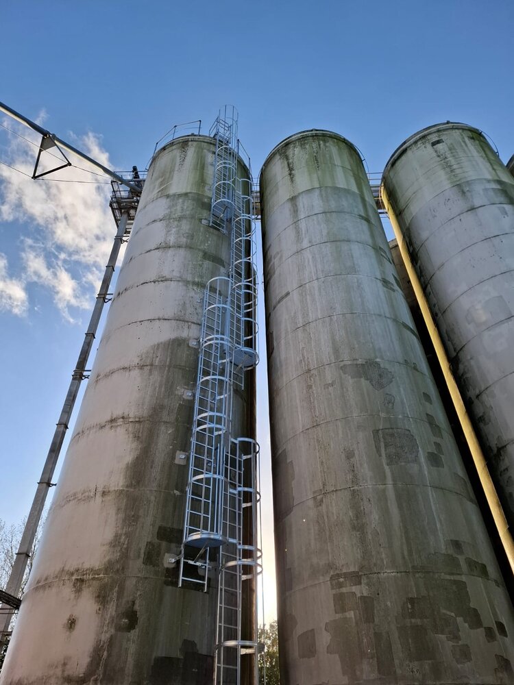 Roossien Kooiladder met rustbordes voor toegang silo Roossien Kooiladder met rustbordes voor toegang silo