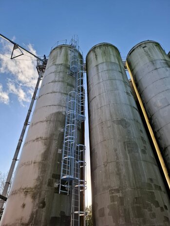 Roossien Kooiladder met rustbordes voor toegang silo Roossien Kooiladder met rustbordes voor toegang silo