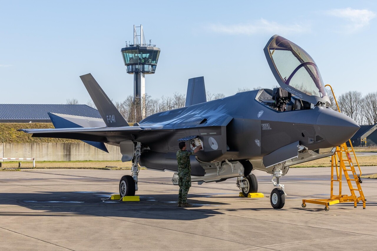 Roossien Klapbare platformtrap voor F-35 (RHT6231) Roossien Klapbare platformtrap voor F-35 (RHT6231)