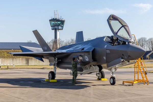 Roossien Klapbare platformtrap voor F-35 (RHT6231) Roossien Klapbare platformtrap voor F-35 (RHT6231)