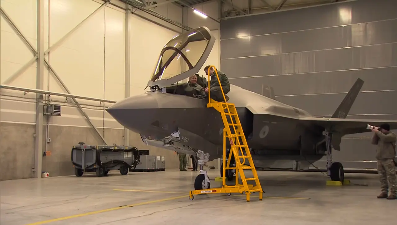 Roossien Klapbare platformtrap voor F-35 (RHT6231) Roossien Klapbare platformtrap voor F-35 (RHT6231)