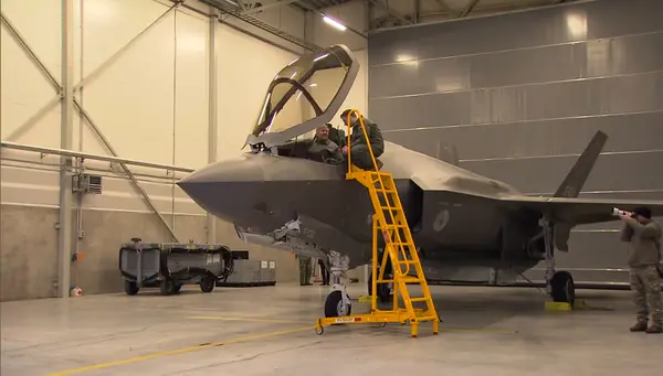 Roossien Klapbare platformtrap voor F-35 (RHT6231) Roossien Klapbare platformtrap voor F-35 (RHT6231)