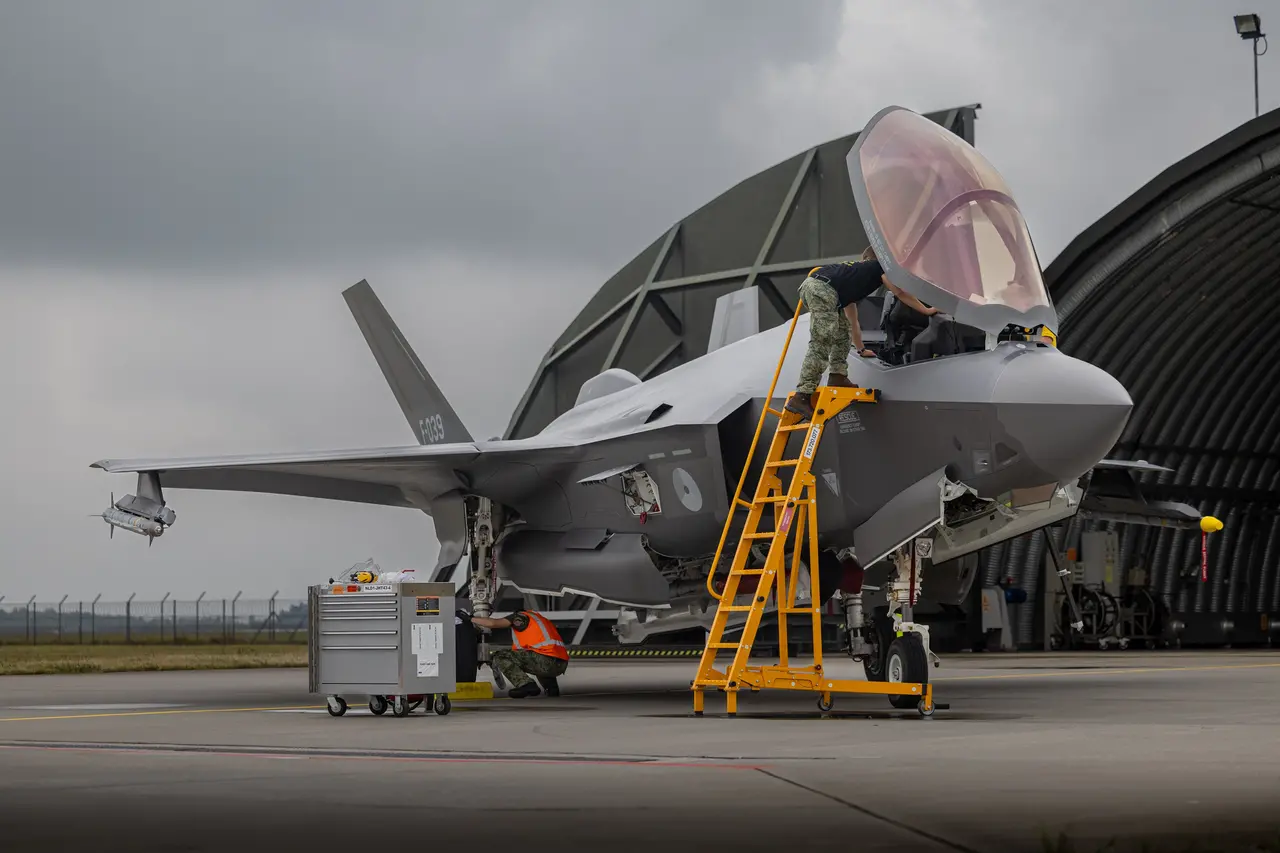 Roossien Klapbare platformtrap voor F-35 (RHT6231) Roossien Klapbare platformtrap voor F-35 (RHT6231)