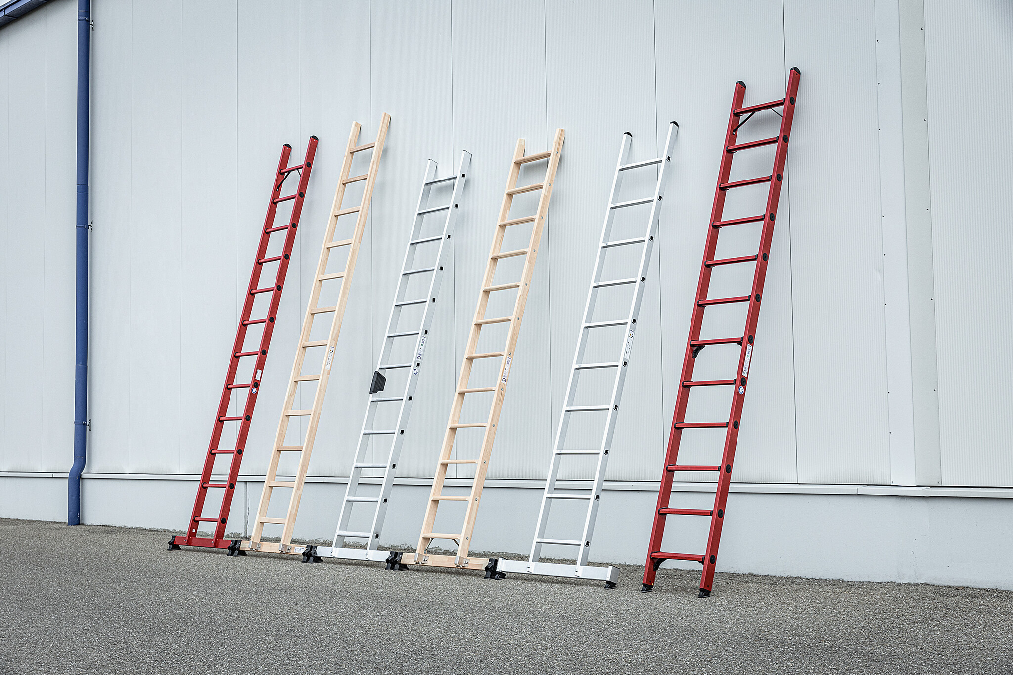 Hoe zet je een ladder veilig en op de juiste manier neer? Hoe zet je een ladder veilig en op de juiste manier neer?