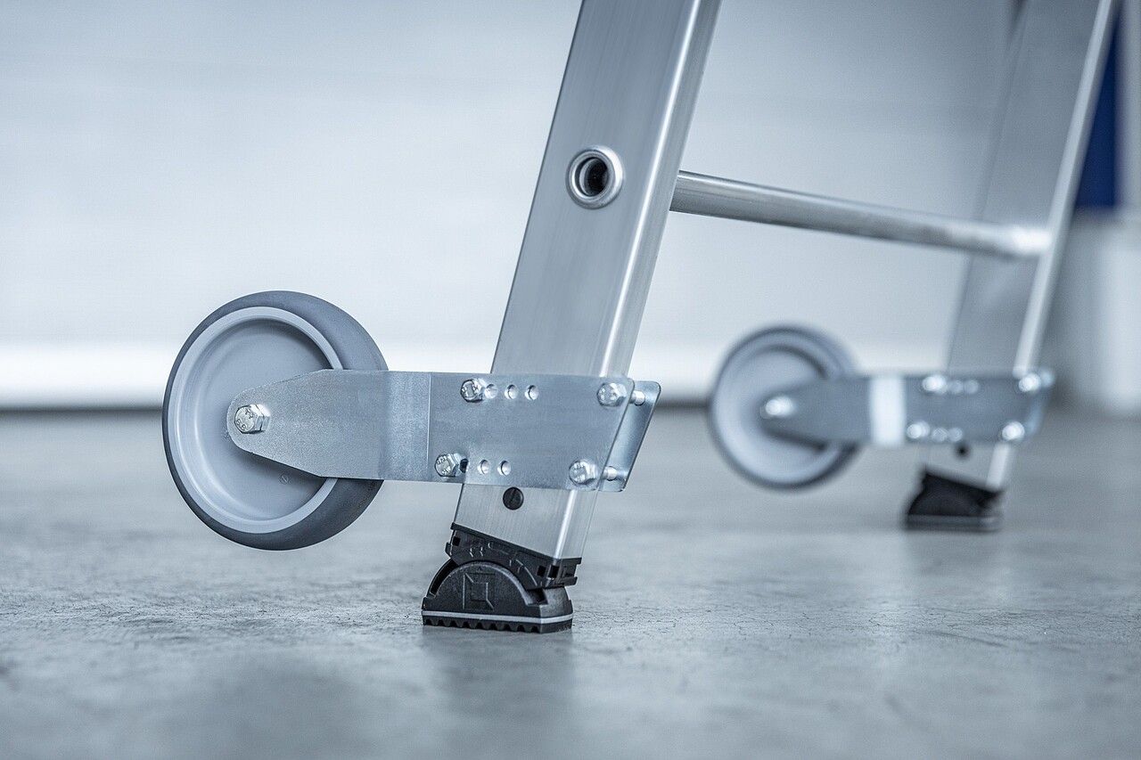 Roossien Verrijdbare platformtrap met 6 treden en leuning