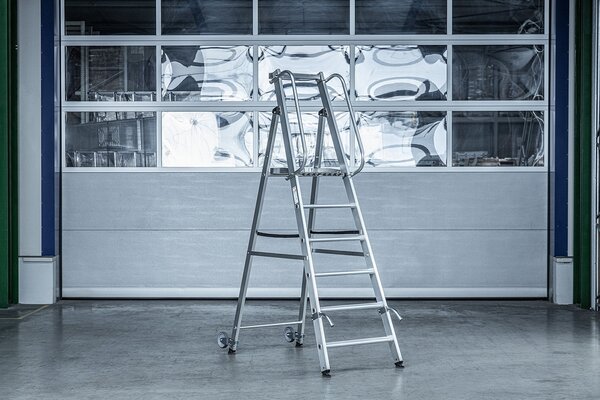 Roossien Verrijdbare platformtrap met 7 treden en leuning Roossien Verrijdbare platformtrap met 7 treden en leuning