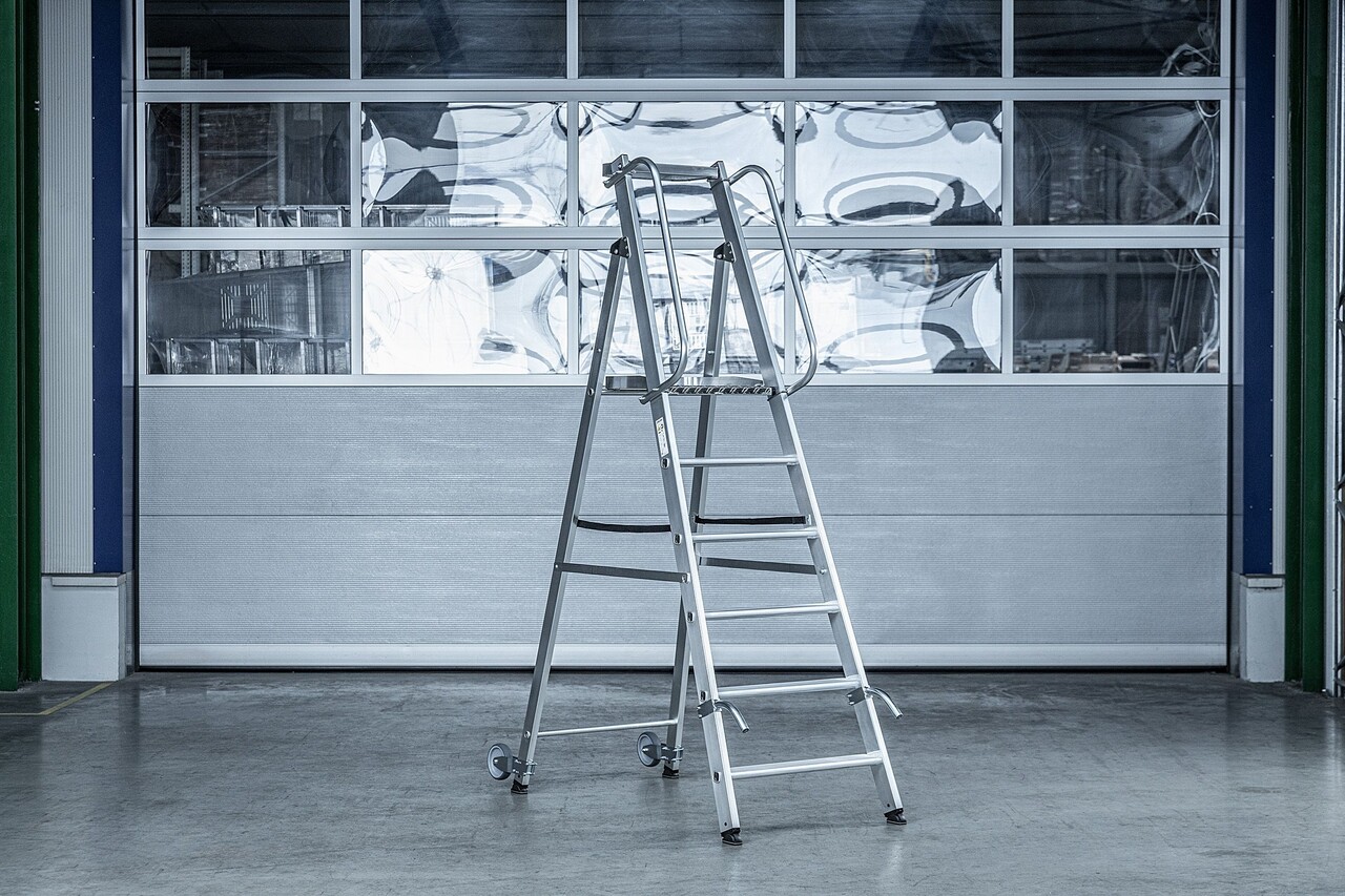 Roossien Verrijdbare platformtrap met 9 treden en leuning