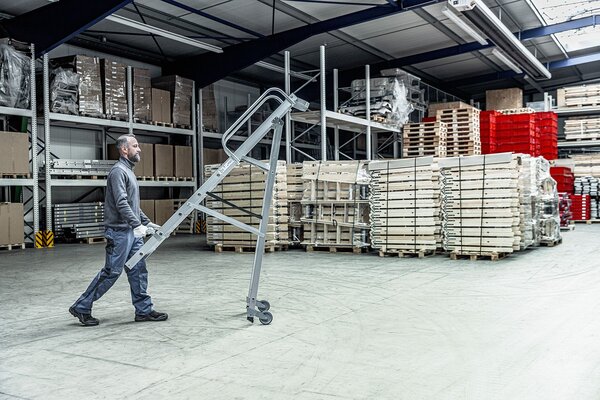 Roossien Verrijdbare platformtrap met 9 treden en leuning