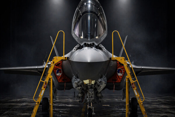 Roossien Yellow Aircraft ladder F-35 Lockheed Martin Lightning II