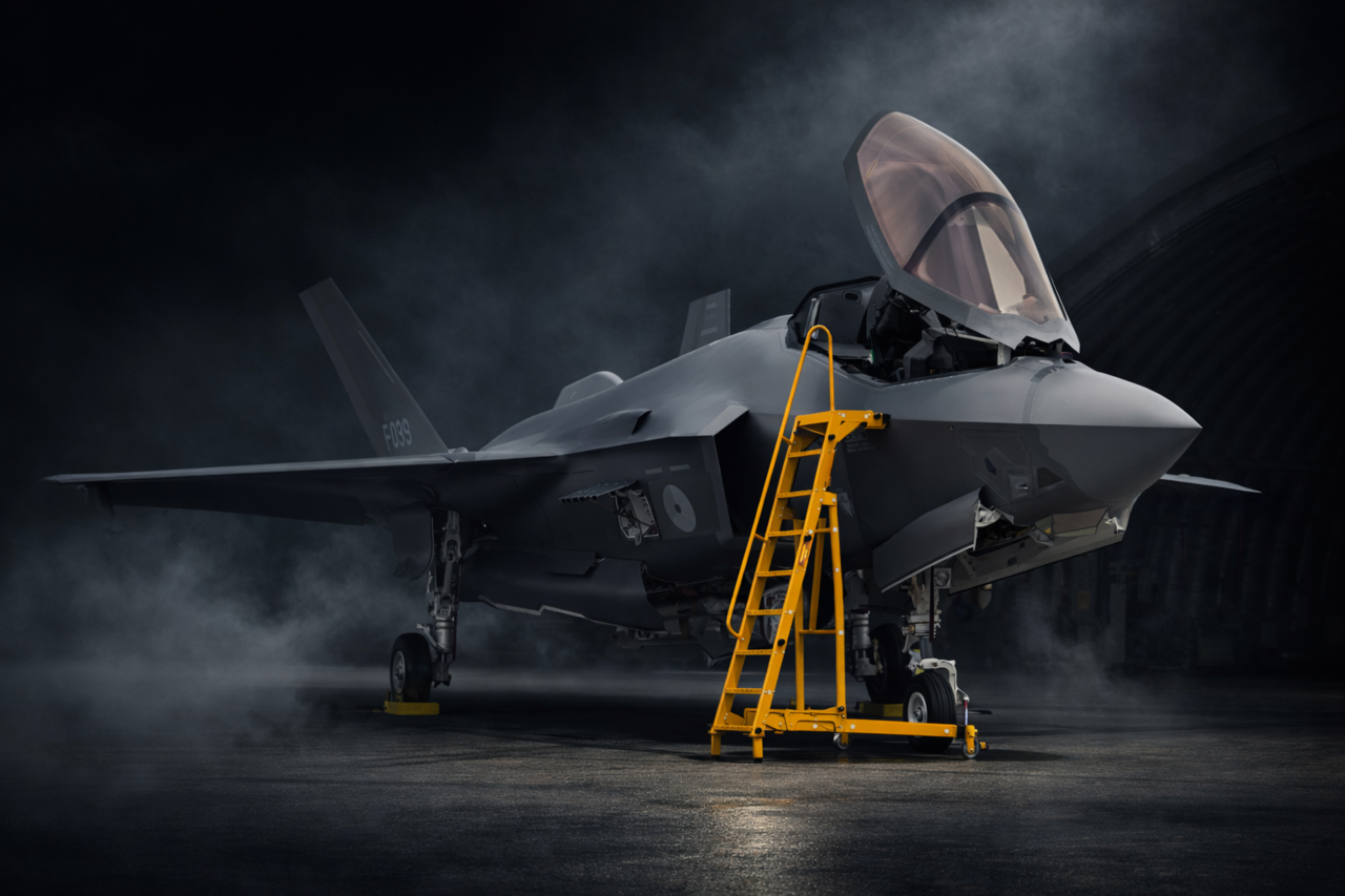 Roossien Yellow Aircraft ladder F-35 Lockheed Martin Lightning II