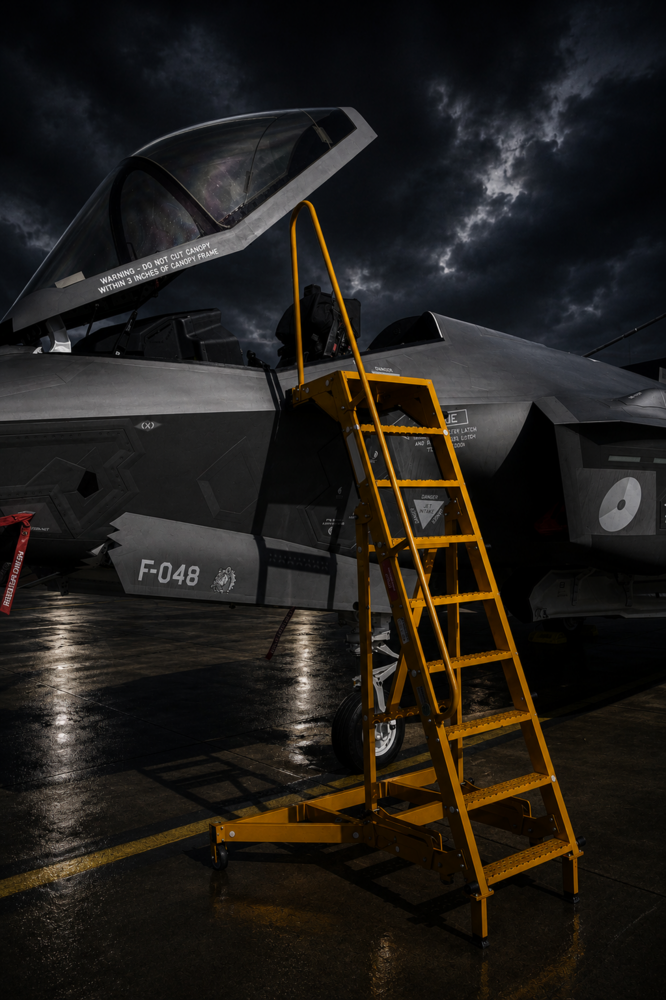 Roossien Yellow Aircraft ladder F-35 Lockheed Martin Lightning II