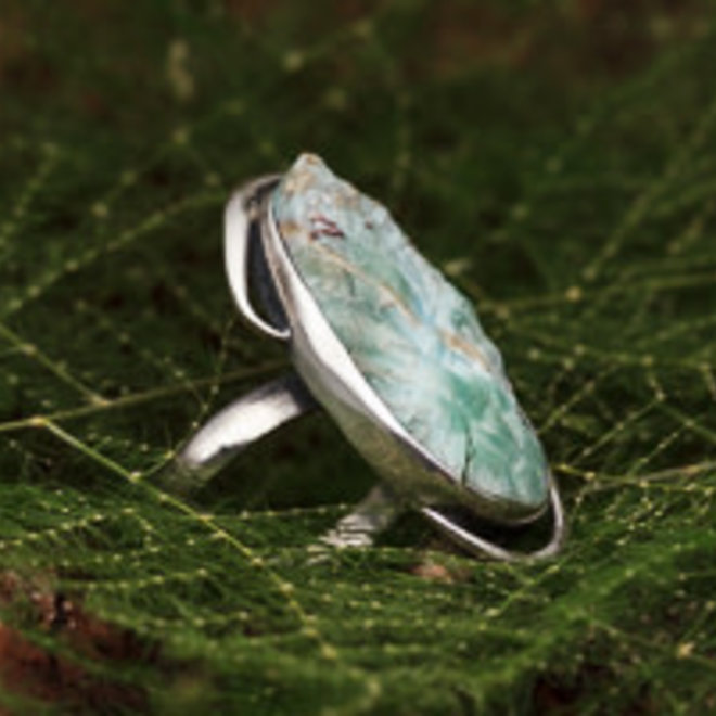 Ruwe larimar ring 'Roca', gezet in 925 zilver uit eigen atelier