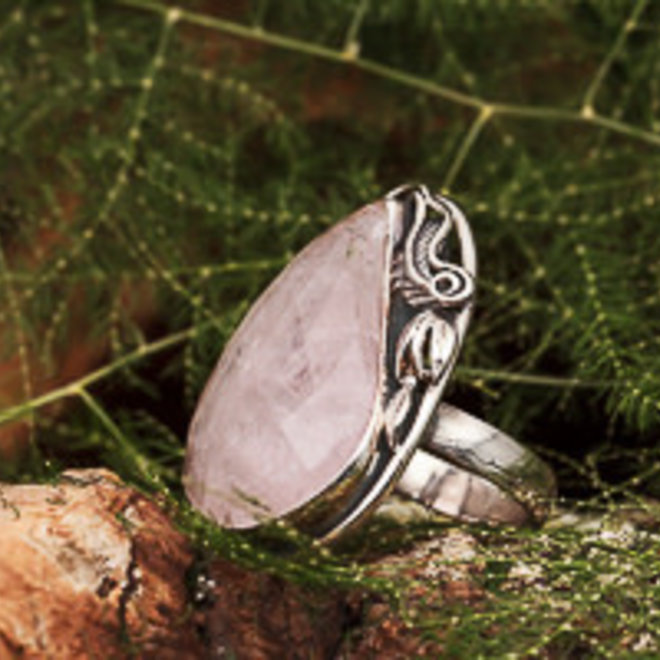 Rozenkwarts ring 'Poara', gezet in massief 925 zilver in eigen atelier