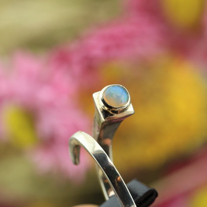 Ethiopische Welo opaal ring 'Aperta' gezet in 925 zilver uit eigen atelier