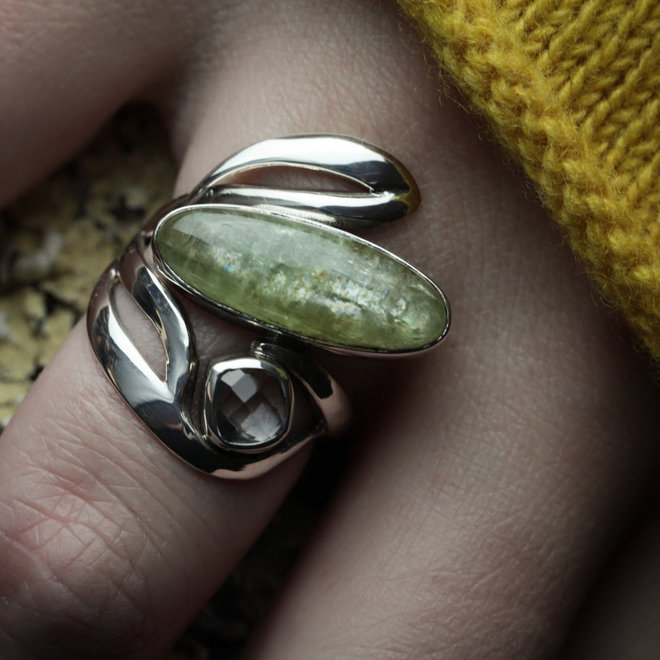 Groene kyaniet en bergkristal ring uit eigen atelier