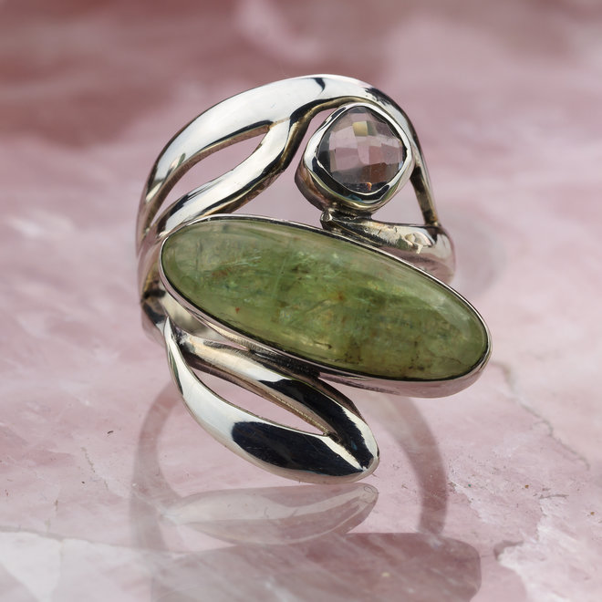 Groene kyaniet en bergkristal ring uit eigen atelier