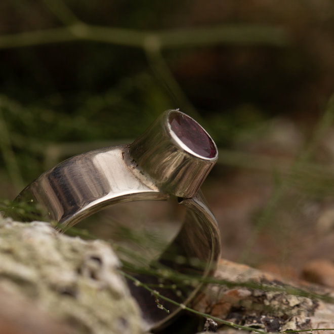 Ring robijn 'Manik' gezet in 925 zilver