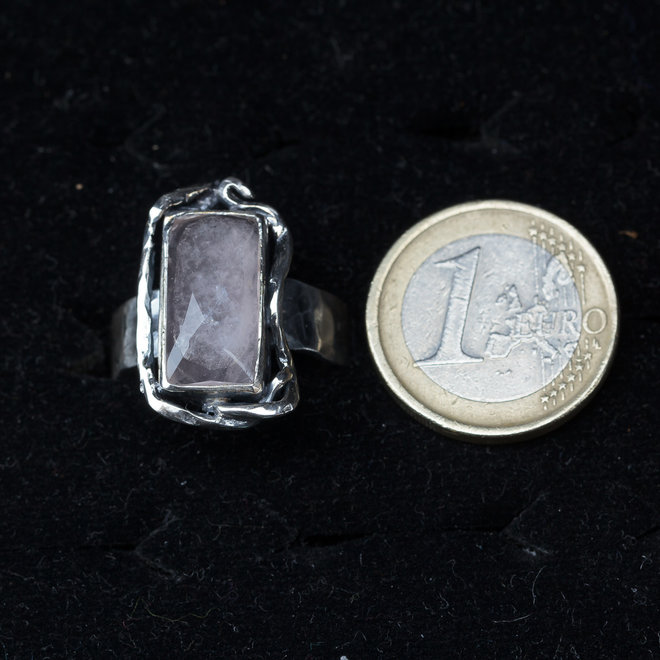 Rozenkwarts ring 'Rectangle', uit eigen atelier, gezet in 925 zilver