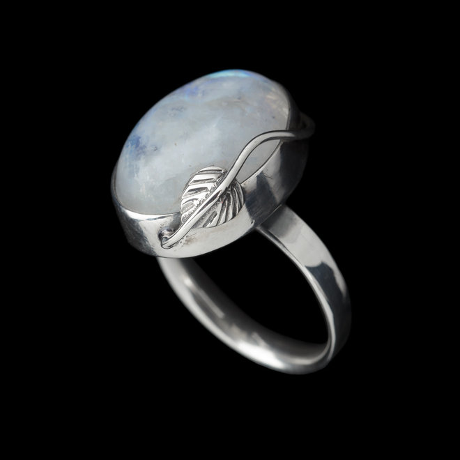 Maansteen ring 'Pyrus', gezet in 925 zilver uit eigen atelier