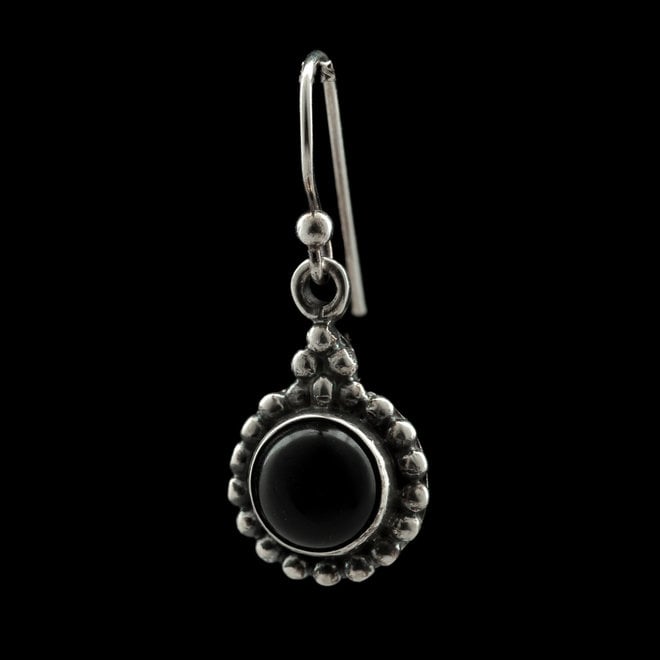 Onyx oorhangers 'Aitne', gezet in 925 zilver uit atelier in India