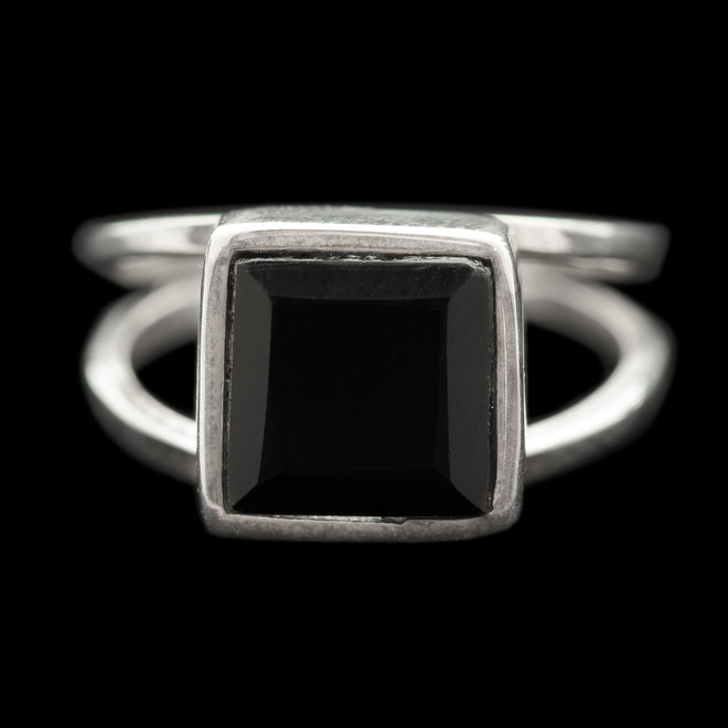 Onyx ring 'Durga', zet in 925 zilver uit atelier in India