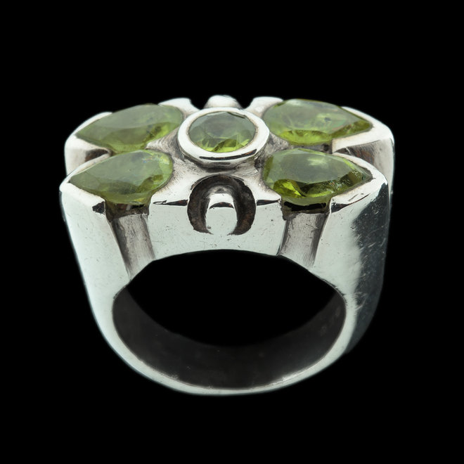 Olivijn peridot ring 'Tiffany', gezet in 925 zilver uit atelier in India