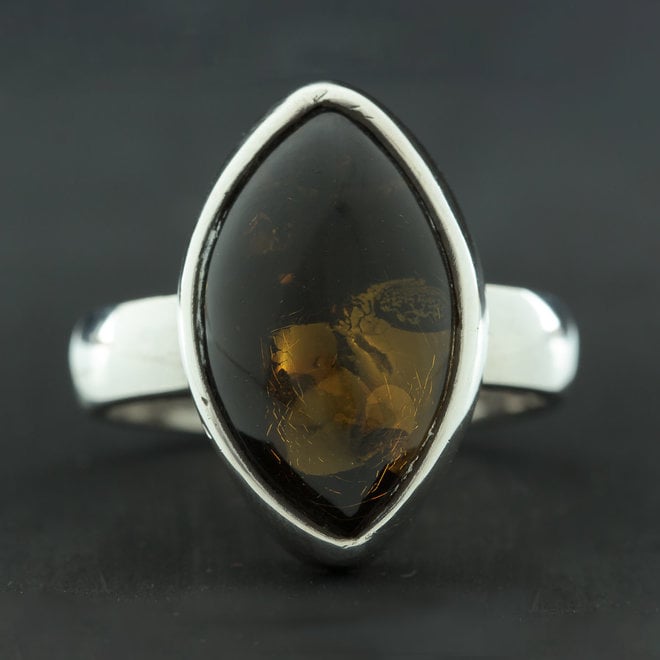 Barnsteen ring 'Elli' gezet in 925 zilver uit eigen atelier