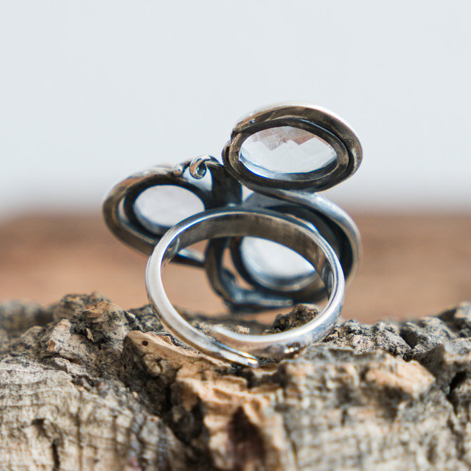 Bergkristal ring 'Trojke' gezet in 925 zilver uit eigen atelier