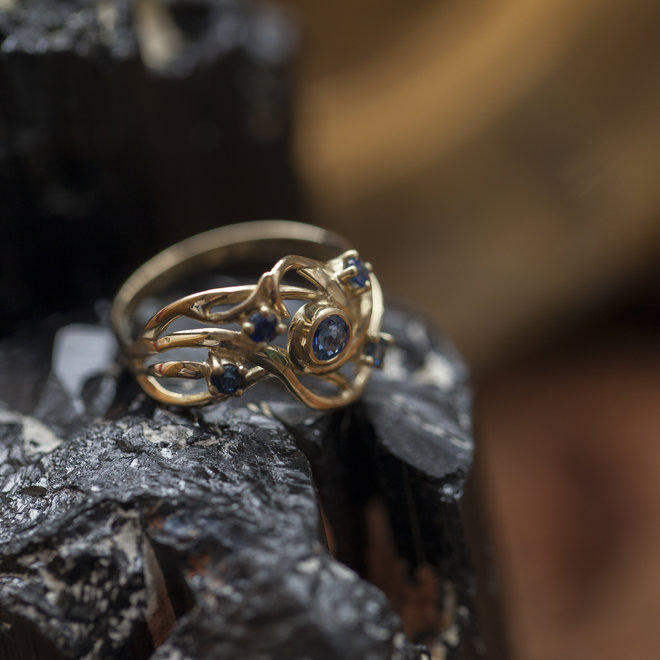 Saffier ring 'Sapir, gezet in 14kt goud uit eigen atelier