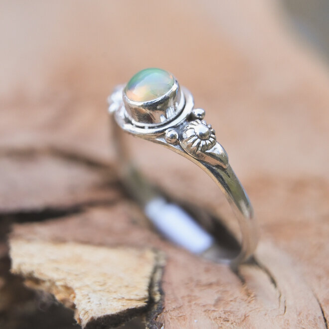 Welo opaal ring 54 *VERKOCHT*