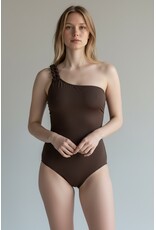 Calarena Calarena 'Sensualité Enchainée' Badpak Polémique